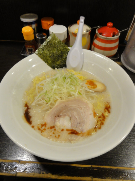 「豚骨塩850円大盛硬め」@屋台とんこつらーめん めん吉 柏駅店の写真
