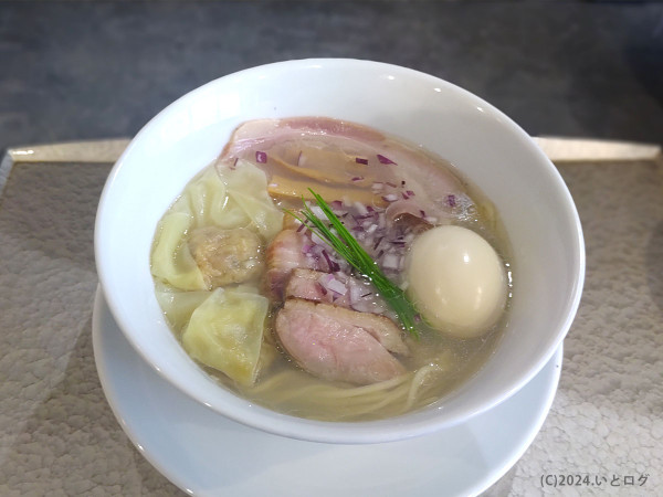 「中華蕎麦＜塩＞ 特上」@宍道湖しじみ中華蕎麦 琥珀 池袋店の写真