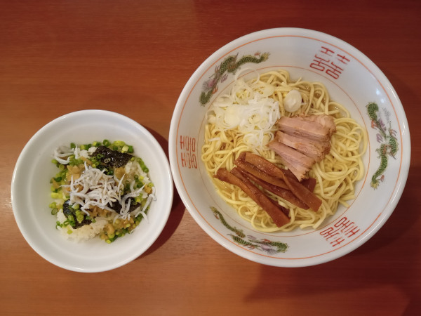 「まぜそば＋しらすとザーサイの小丼」@中華そば さとう 元町店の写真