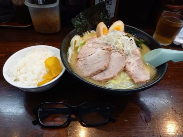 「さつまっこらーめん(かため・おおめ)ライス小」@さつまっこ 平和島店の写真