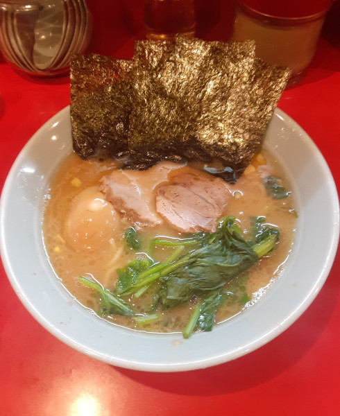 「ラーメン並盛＋味玉」@横浜家系ラーメン 黄金家の写真