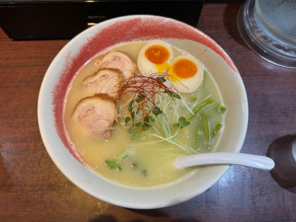 「鶏白湯らーめん920円＋オープンサービス味付き玉子」@鶏白湯ラーメン 鶏林の写真