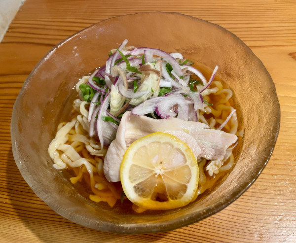 「【季節のら～めん】冷たい煮干のらーめん」@らーめん かねかつの写真