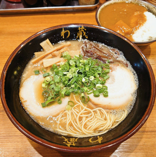 「わくらーめん+豚ちゃんカレー(小)」@博多とんこつラーメン わ蔵 御徒町店の写真