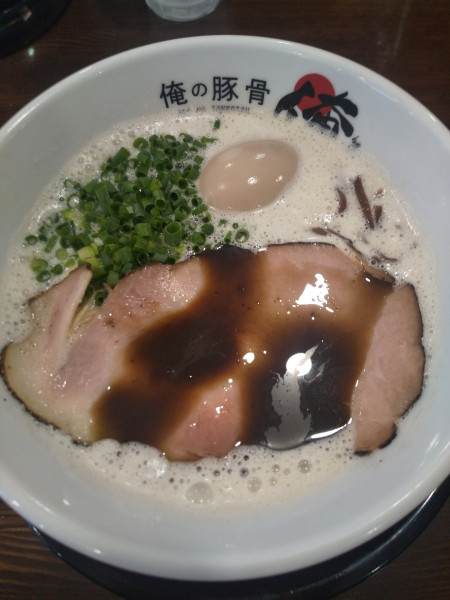 「泡黒豚骨（味玉付き）」@俺の豚骨 港店の写真