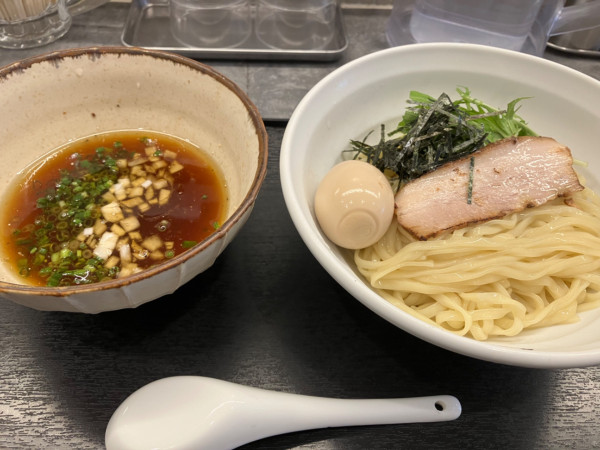 「冷やし煮干し麺+味玉（1000円）」@麺や あらたの写真