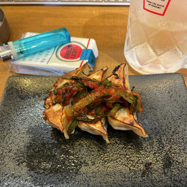 「ニンニク漢餃子（ニラキムチ乗せ）3個」@餃子酒場 肉汁とっつぁん 川崎店の写真