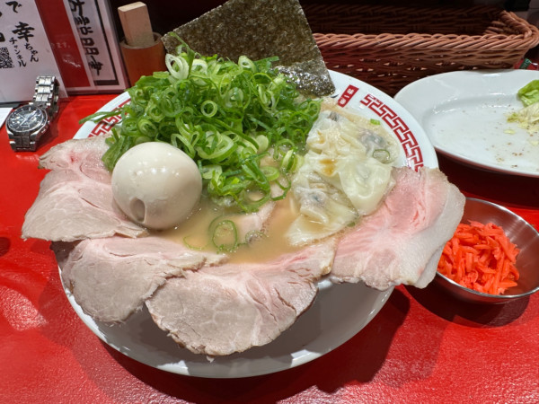 「博多デラックスラーメン（全部のせ・並盛・100g）1700円」@博多大衆酒場 幸ちゃん もつ鍋本家 前橋本店の写真