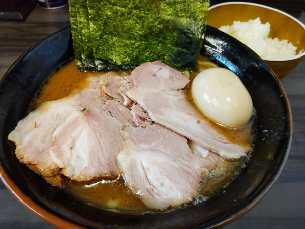 「朝ラー+チャー、味玉、のり」@横浜家系らーめん 武術家の写真