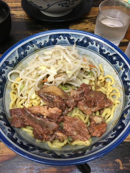 「牛すじ ぶっかけ（880円）」@らーめんしょっぷ中吉 綾瀬店の写真