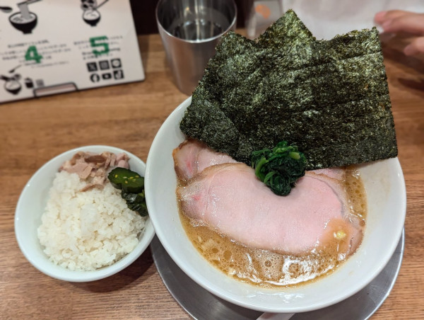 「なま醤油とんこつ小ライス小」@なま醤油とんこつ フルスイングの写真