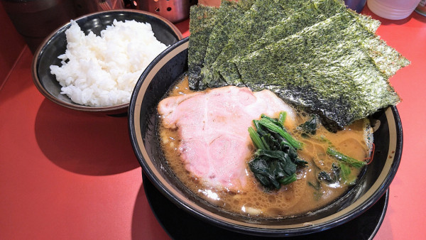 「ラーメン(味濃いめ･麺硬め)+海苔･ライス」@王道家直伝 家系ラーメン 本ごう家王道乃印の写真