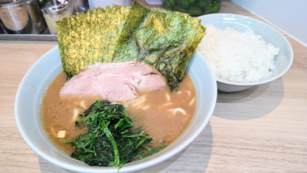 「ラーメン(味濃いめ･麺硬め)+海苔･ライス」@らーめん 尾又家の写真