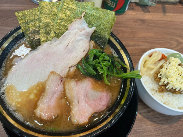 「チャーシューメン+チャーシュー2枚（ウデ）ライス ¥1,370」@家系ラーメン王道家直伝 との丸家 八千代店の写真