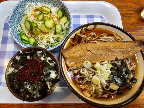 「日替ランチ（にしんそば、ミニイクラ丼、サラダ）　500円」@お食事処 鶴亀の写真