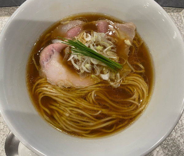 「中華蕎麦　醤油　並　1000円」@宍道湖しじみ中華蕎麦 琥珀 池袋店の写真
