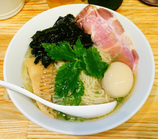 「【夏期限定】味玉冷やし貝塩らーめん＋わかめ＋ビール」@らーめん 改の写真