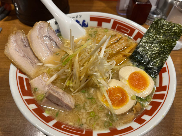 「特入り東京豚骨ラーメン大盛」@屯ちん 池袋本店の写真