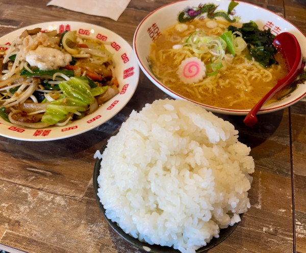 「にんにく背脂野菜炒め定食 (無料スープ=横浜家系)」@幸せの炒飯の写真