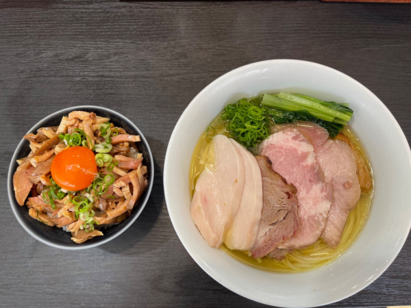 「チャーシュー芳醇鶏そば＋ユッケ風豚めし」@麺や 福はらの写真