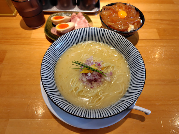 「真鯛、平目、鯵、イサキの焼き出汁で造る濃厚塩そば1200円」@麺家 たけ田の写真