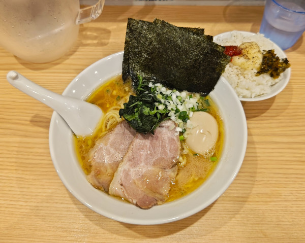 「モンタナラーメン+無料ライス」@ラーメンモンタナ 秋葉原店の写真