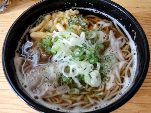 「津軽そば（600円）、かき揚げ（200円）」@立喰いそば処 津軽の写真