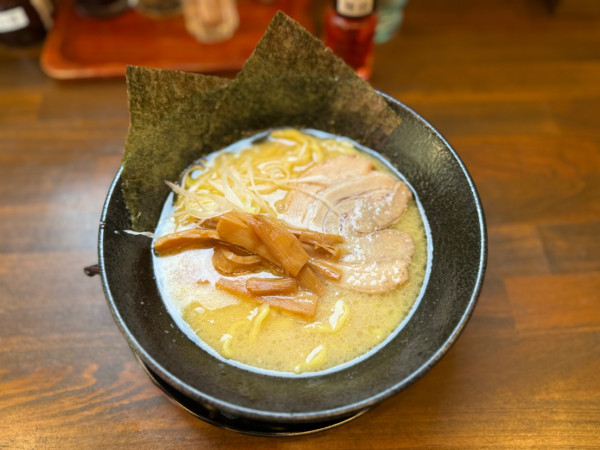 「塩とんこつ(太麺) 790円(税込)」@豚骨ラーメン雄の写真