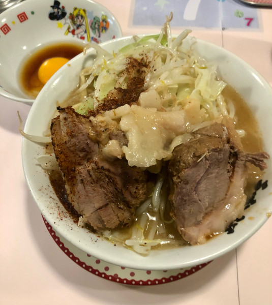 「豚ラーメン中 生卵 子豚850+50+140円」@成蹊前ラーメン 吉祥寺の写真
