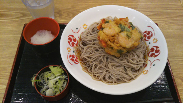 「【期間限定】海老とオクラの冷しかき揚げそば、おろし」@いろり庵きらくそば エキュートエディション御茶ノ水の写真