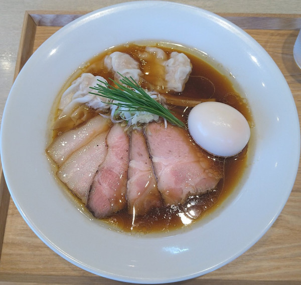 「特製中華蕎麦 1700円 ワンタン2個 200円」@宍道湖しじみ中華蕎麦 琥珀 東京本店の写真