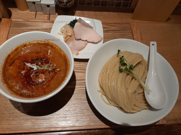 「赤つけ麺、大盛、辛さ多め」@麺屋 周郷 神田店の写真