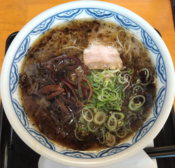 「黒らーめん 650円」@由丸製麺所の写真