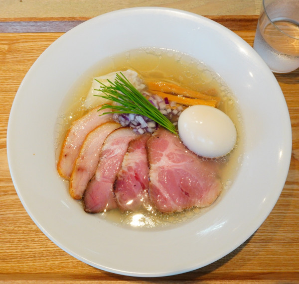 「特製中華蕎麦＜塩＞」@宍道湖しじみ中華蕎麦 琥珀 東京本店の写真