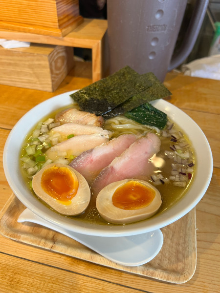 「塩ラーメン特製のせ」@いえろうの写真