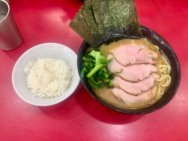 「チャーシュー麺 1,090円＋ライス100g 100円」@杉田家 千葉祐光店の写真