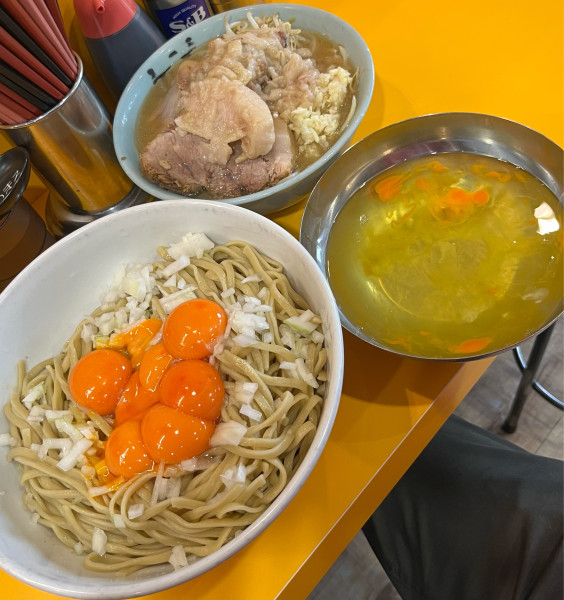 「小ラーメン トドメ玉×2  生たまごW×3」@ラーメン二郎 八王子野猿街道店2の写真