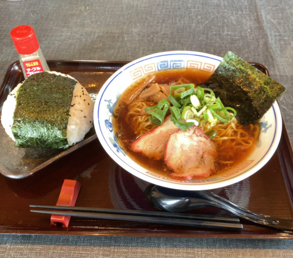 「ラーメン＋おにぎり（並）　1280円」@御料理 タイガー食堂の写真