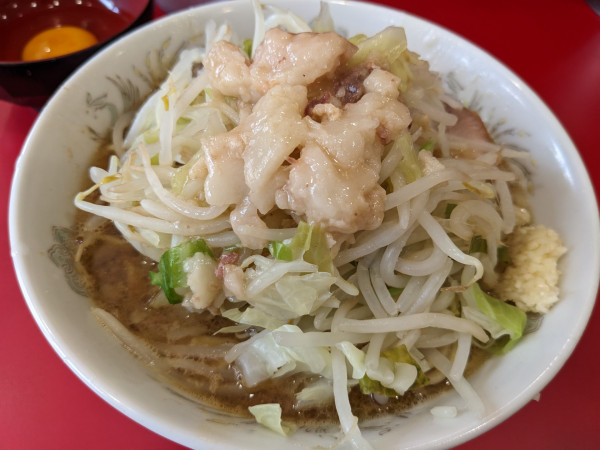 「小ラーメン（麺少なめ）＋生卵」@ラーメン二郎 生田駅前店の写真