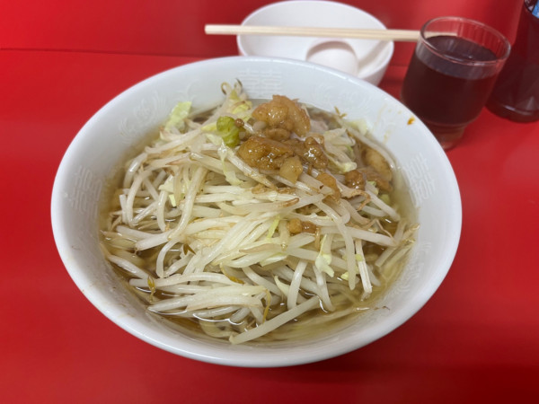 「小豚麺少なめアブラ+生たまご」@ラーメン二郎 千住大橋駅前店の写真