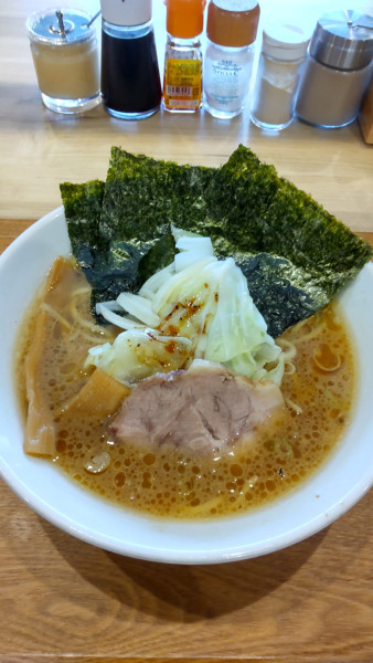 「らーめん(豚骨醤油) 750円」@自家製麺 和屋の写真