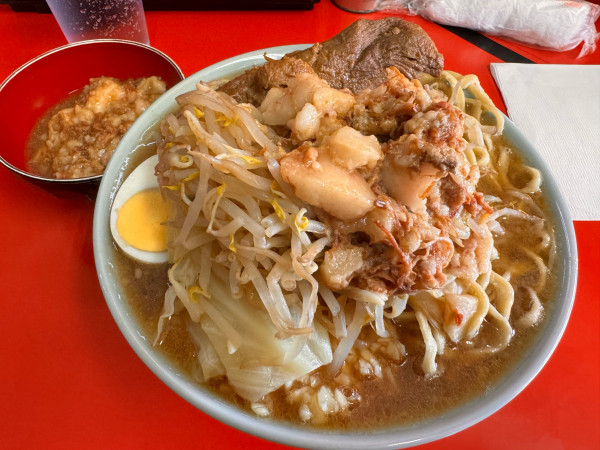 「ラーメン普通➕ブタカスアブラ」@ラーメン富士丸 東浦和店の写真