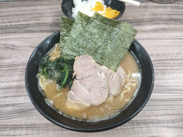 「チャーシューメン並　ライス中」@家系らーめん 武蔵家 川越店の写真