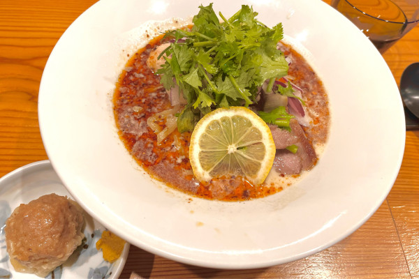 「【限定】トムヤムクンヌードル+イベリコ豚肩ロース+おかみのシウマ」@らーめん かねかつの写真