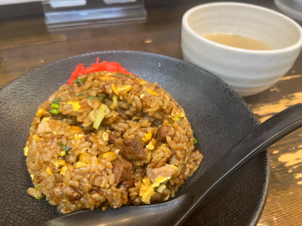 「黒チャーハン 650円 津ギョーザ 430円」@御麺 麦 一等兵 津駅前店の写真