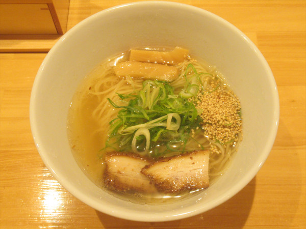 「塩らーめん（900円）」@麺処 諭吉 大門店の写真