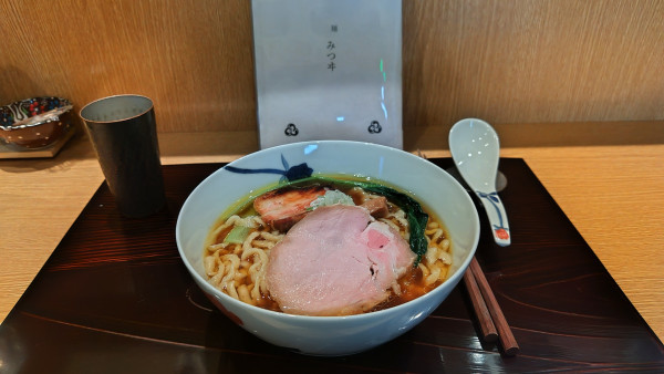 「醤油(中太手もみ麺)」@麺 みつヰの写真