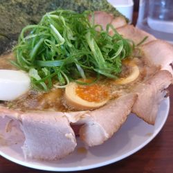 特製醤油全部のせラーメン（九条ねぎトッピング）