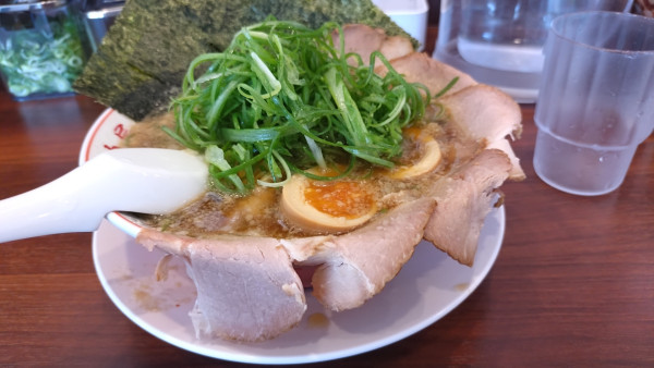「特製醤油全部のせラーメン（九条ねぎトッピング）」@ラーメン魁力屋 鶴ヶ島店の写真