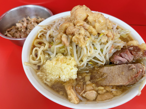 「小ラーメン（900円）、豚ほぐし（100円）」@ラーメン二郎 柏店の写真